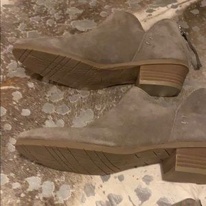 Pre-owned Kenneth Cole Reaction suede bootie.💵